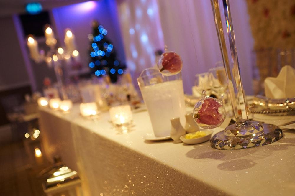 Rosslea Hall Hotel Rhu Екстериор снимка