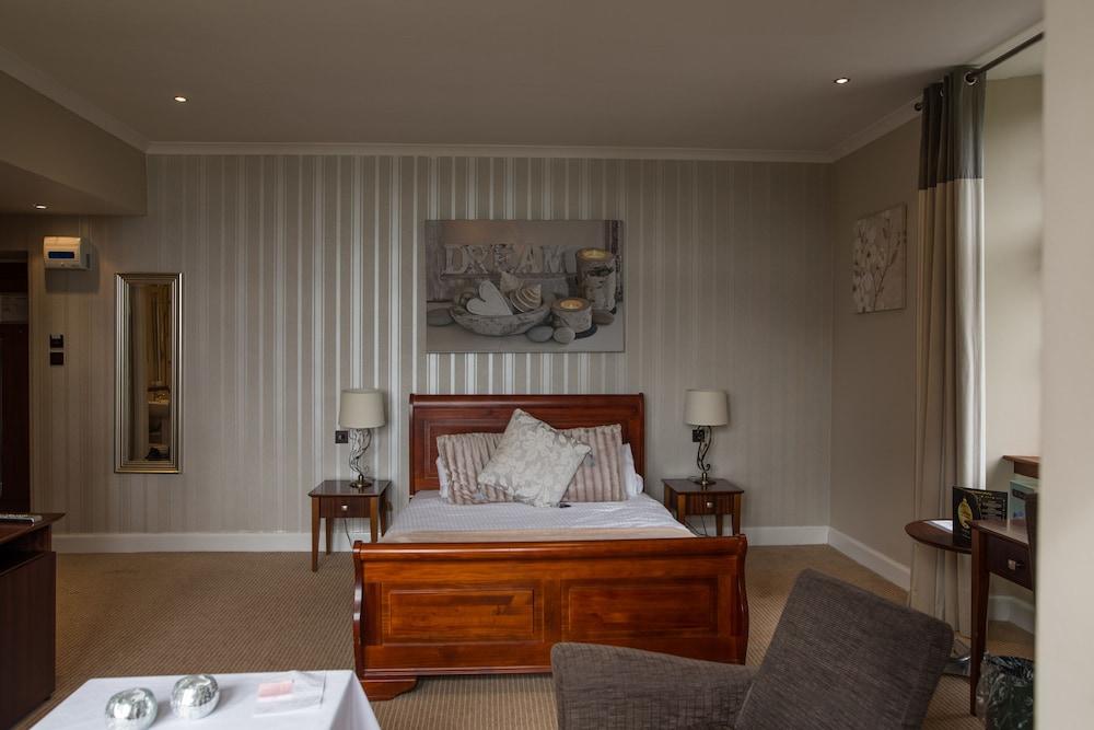 Rosslea Hall Hotel Rhu Екстериор снимка