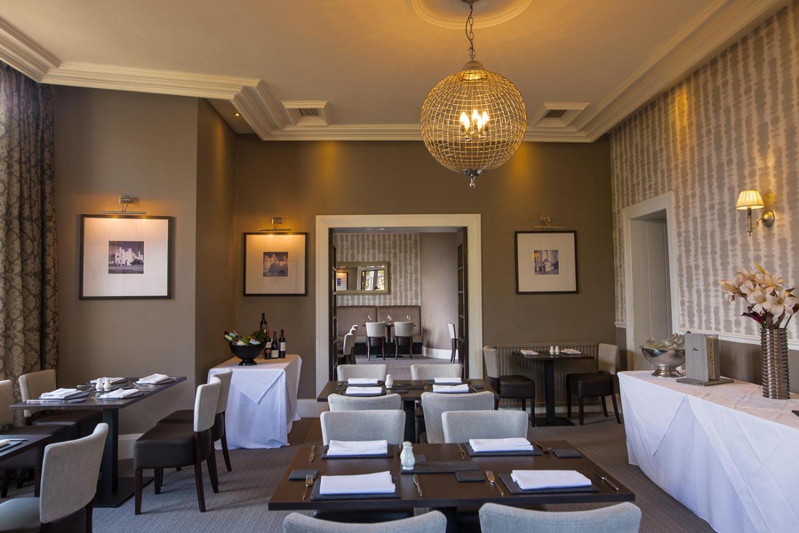 Rosslea Hall Hotel Rhu Екстериор снимка
