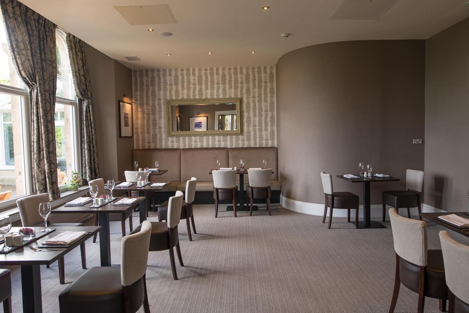 Rosslea Hall Hotel Rhu Екстериор снимка