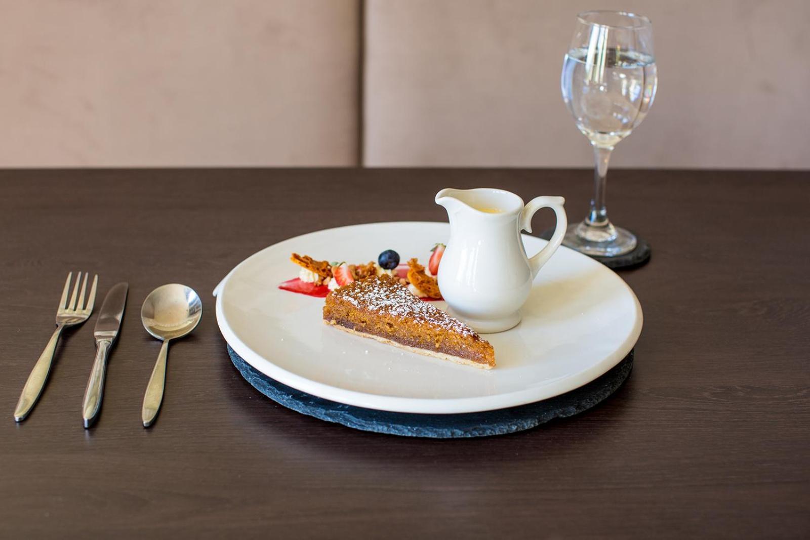 Rosslea Hall Hotel Rhu Екстериор снимка