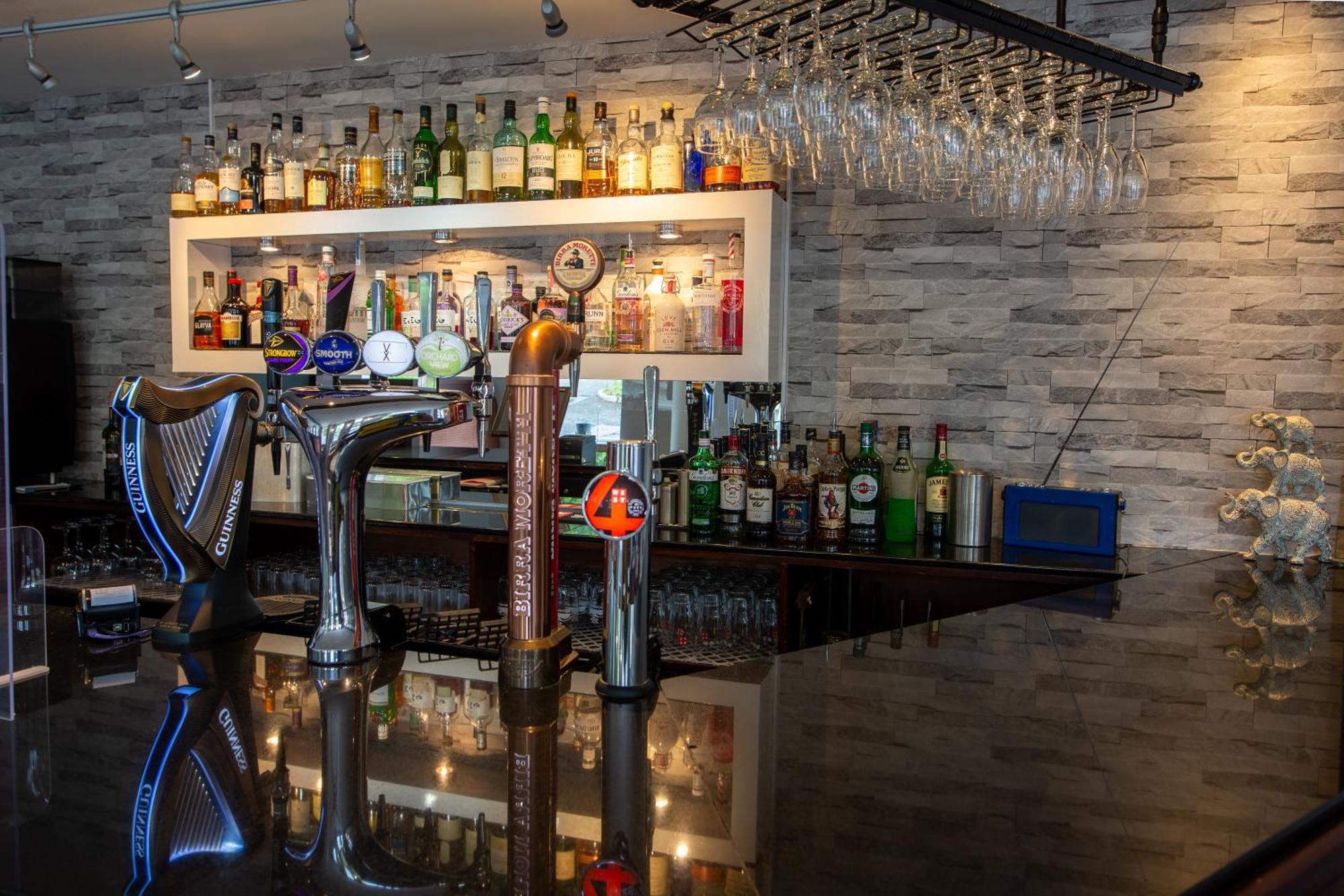 Rosslea Hall Hotel Rhu Екстериор снимка