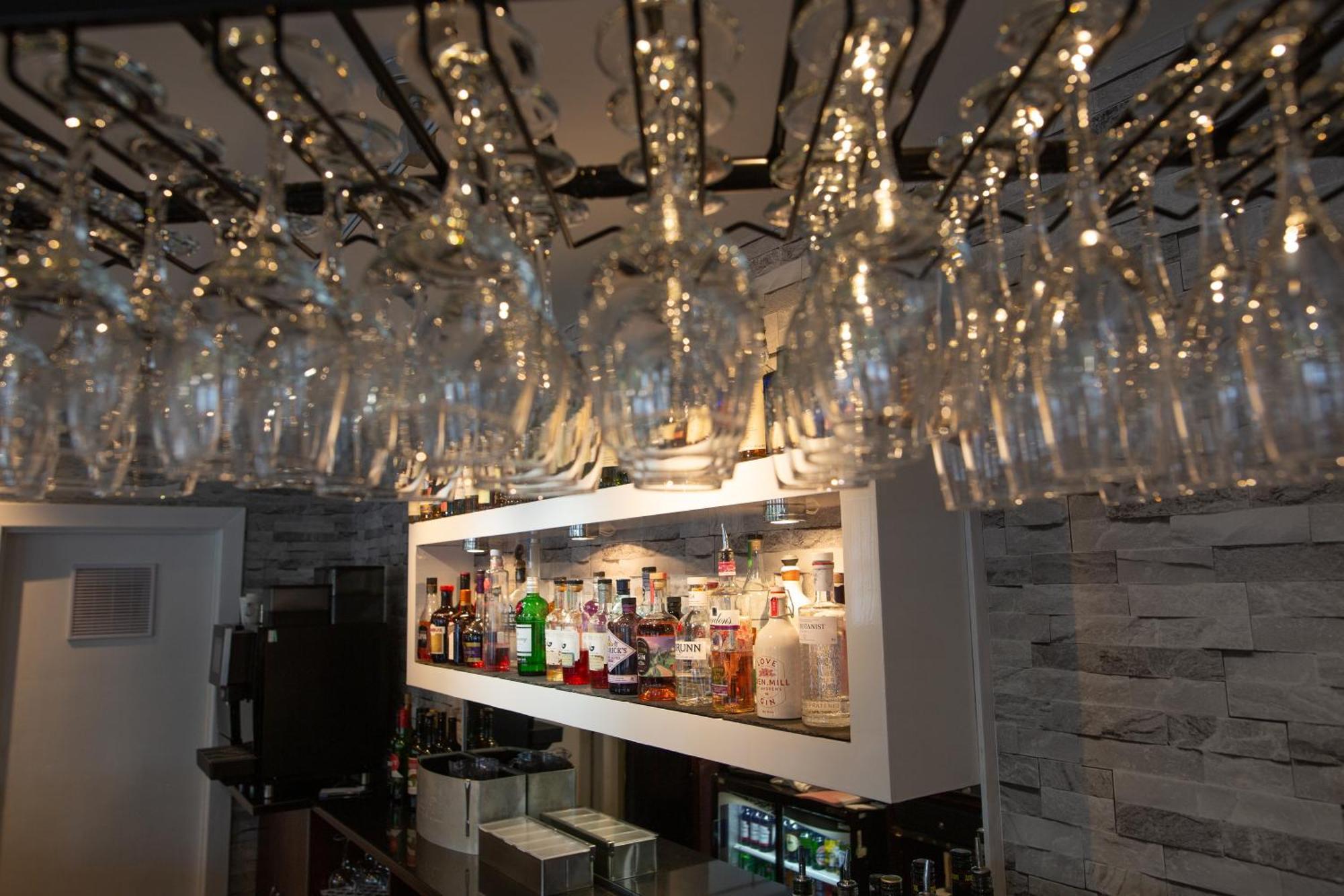 Rosslea Hall Hotel Rhu Екстериор снимка