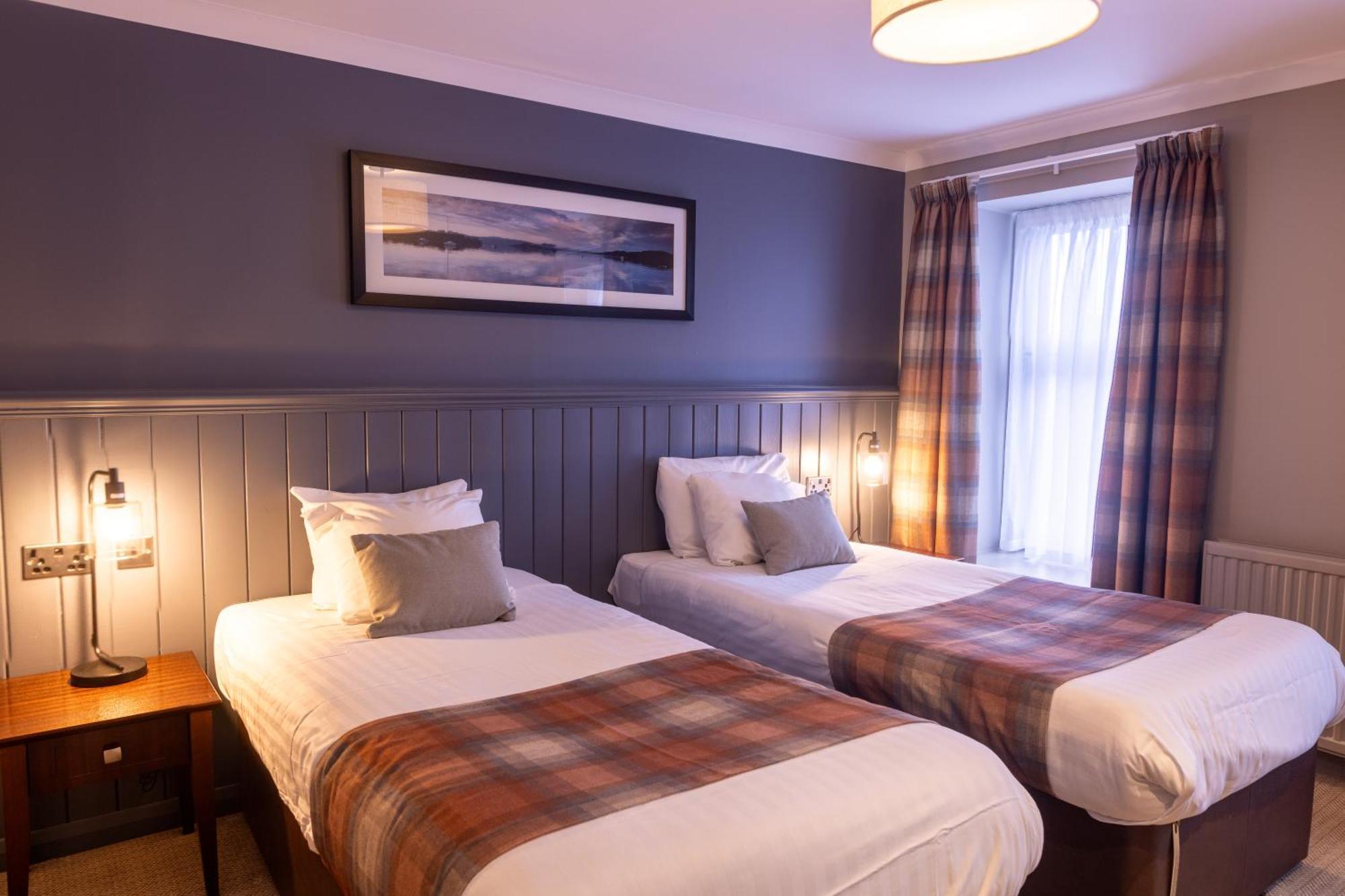 Rosslea Hall Hotel Rhu Екстериор снимка
